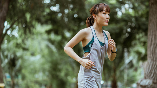 Young woman jogging in the park following a beginner guide to parkruns for new runners