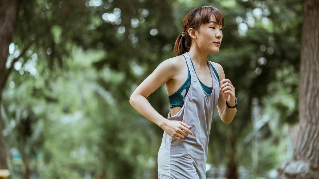 Young woman jogging in the park following a beginner guide to parkruns for new runners