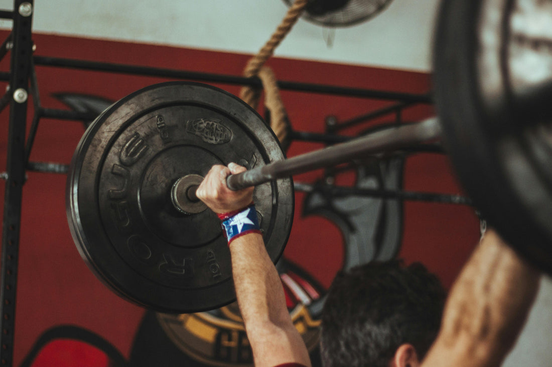 Weightlifting session demonstrating how to stay motivated at the gym with a focus on strength training